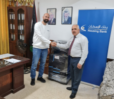 بنك الإسكان يتبرع بماكينة تصوير لمدرسة وليد أبو مويس الأساسية للبنين