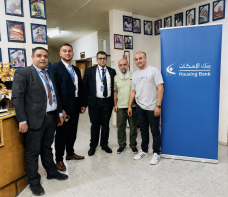بنك الإسكان يتبرع بأجهزة الكترونية لجمعية بيت المسنين الخيرية في جنين