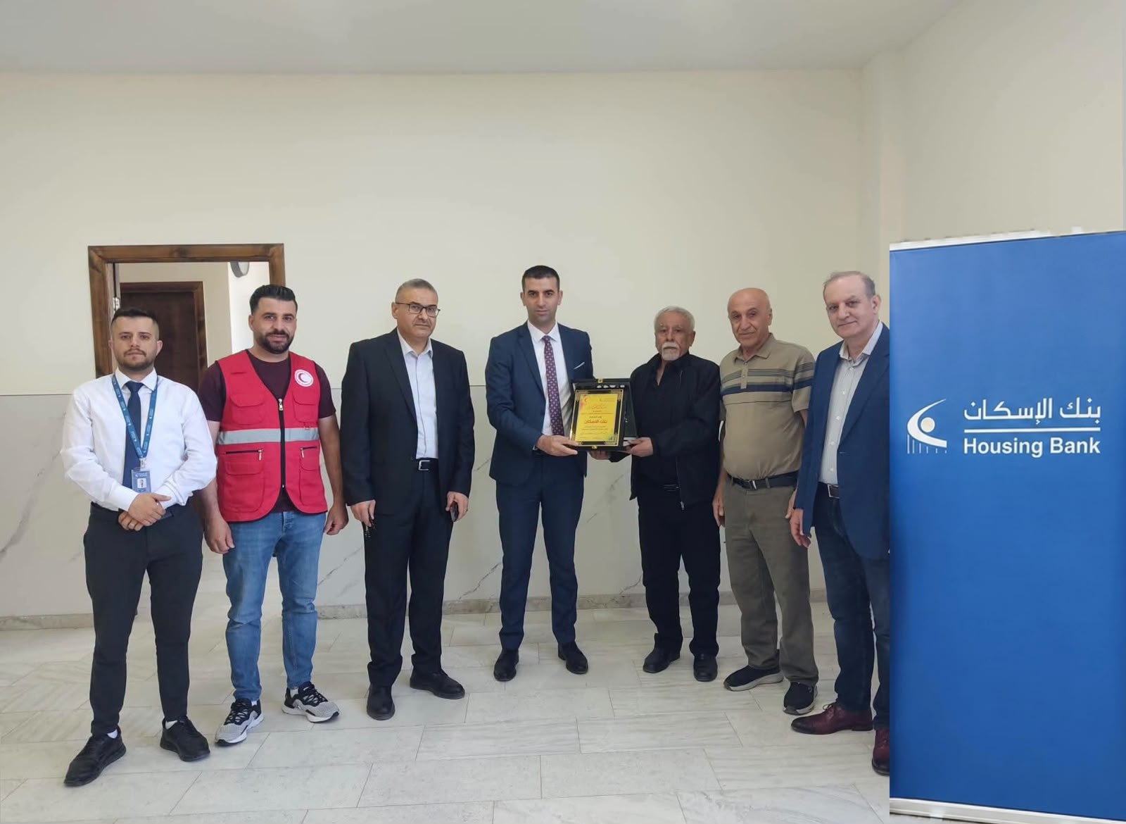 housing-bank-makes-a-donation-to-the-red-crescent-hospital-in-halhul.jpg